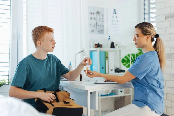 Diabetolog Läkare Gör Regelbundna Urinprov För Tonårsdiabetiker Diabeteskliniken Undersökning Urinprov — Stockfoto