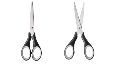 Beyaz arkaplanda açık ve kapalı makas üst görünümü. Paslanmaz çelik bıçaklar ve siyah beyaz saplı ofis makası..