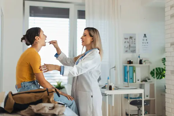 Arzt Untersucht Junge Patienten Mit Halsschmerzen Schaut Mit Einem Zungendepressor — Stockfoto