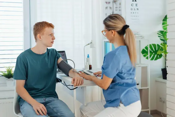 Doctor Nurse Measuring Boys Blood Pressure Using Blood Pressure Monitor — Stock Photo, Image