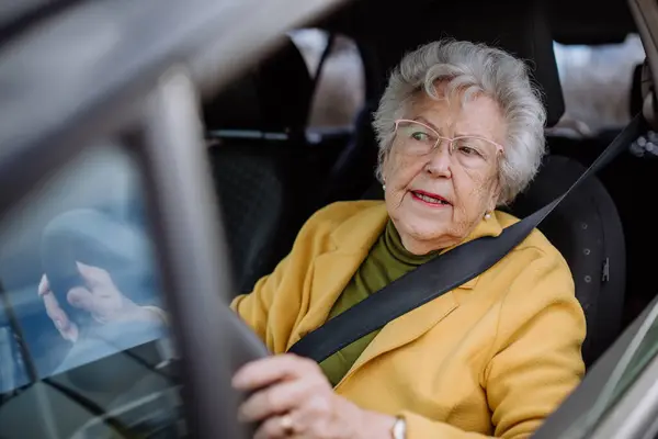 Fokuserad Äldre Kvinna Kör Bil Ensam Och Njuter Bilfärd Säker — Stockfoto