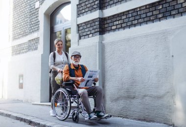 Torunu, tekerlekli sandalyedeki yaşlı adamı sokağa itiyor. Kadın bakıcı ve yaşlı adam sıcak bir sonbahar gününün tadını çıkarıyor, alışveriş gezisinden eve dönüyor..