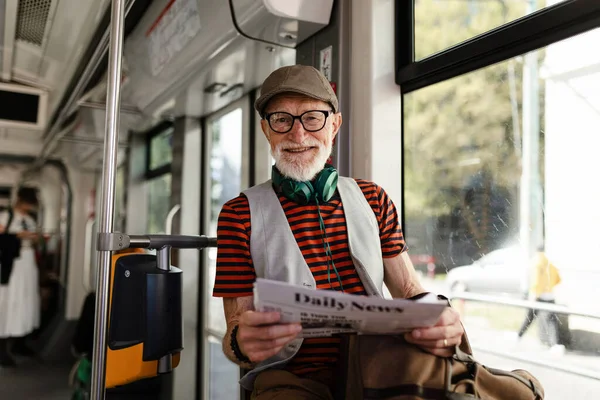 Starszy Mężczyzna Podróżujący Autobusem Przez Miasto Czytający Gazetę Starszy Miejski — Zdjęcie stockowe