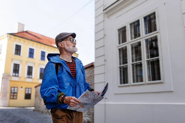 Starszy Turysta Zwiedzający Nowe Miasto Ciekawe Miejsca Starszy Mężczyzna Trzymający — Zdjęcie stockowe