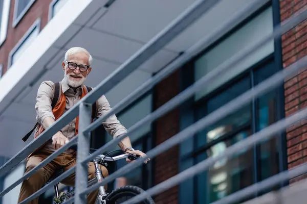 Starszy Mężczyzna Rowerzysta Podróżujący Rowerem Mieście Starszy Miejski Dojeżdżający Rowerze — Zdjęcie stockowe