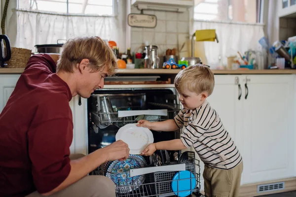 Kahvaltıdan Sonra Babamın Bulaşık Makinesini Yüklemesine Yardım Eden Küçük Çocuk — Stok fotoğraf