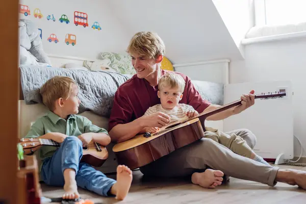 Отец Учит Мальчиков Играть Гитаре Мальчики Веселятся Своей Комнате Папой — стоковое фото