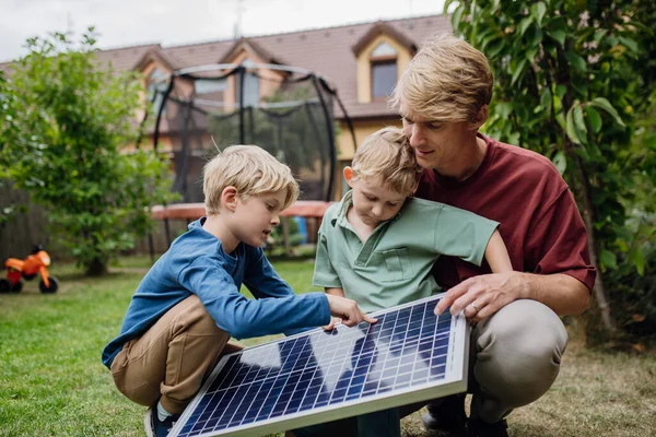 Baba Oğulları Bahçede Güneş Paneli Tutuyorlar Fotovoltaik Yeşil Enerjiyi Öğreniyorlar — Stok fotoğraf
