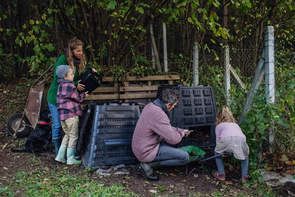 Familia Quitando Compost Del Compostador Jardín También Compostando Los Desperdicios — Foto de Stock