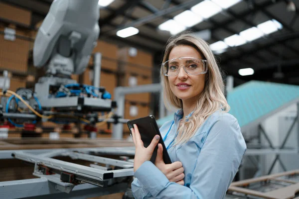 Portrait Female Engineer Standing Modern Industrial Factory Manufacturing Facility Robotics — Stock Photo, Image
