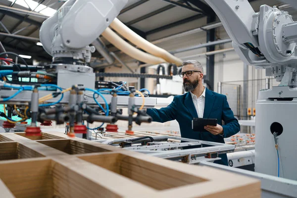 Мужчина Инженер Современном Промышленном Заводе Проверяет Роботизированную Руку Технологическое Производственное — стоковое фото