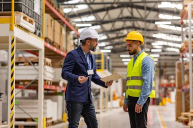 Yönetici, yönetici modern endüstri fabrikasında çalışan azarlıyor. İşçi hata yapıyor. Üretim görevlisi kızgın, işçiler için tatminsiz, kalitesiz iş ve güvenlik ihlali.