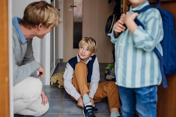 Bambini Preparano Scuola Indossano Scarpe Vestono Padre Portarli Scuola All — Foto Stock