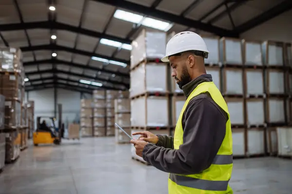 Portrait Warehouseman Tablet Checking Delivery Stock Warehouse Warehouse Manager Using — Stock Photo, Image