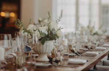 Kapalı mekan düğün resepsiyonu için şık, romantik bir masa, kutlama. Lüks düğün masası dekorasyonu, taze çiçeklerle hazırlanmış özel bir etkinlik masası..