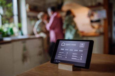 Evdeki akıllı termostatı kapatın, evdeki ısıyı ayarlayın ya da düşürün. Ev ısıtma ve termostatlarında sürdürülebilir, verimli ve akıllı teknoloji kavramı.