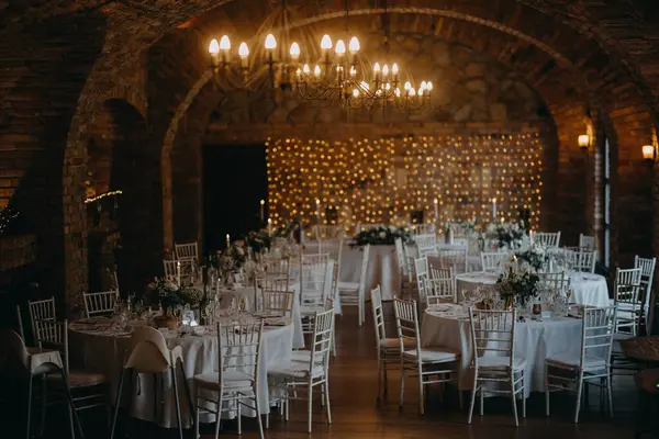 Элегантный Романтичный Стол Проведения Свадебного Банкета Помещении Сказочными Огнями Кирпичной — стоковое фото