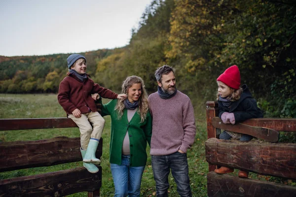 Portrait Family Outdoors Going Walk Nature Ibu Ayah Dan Anak — Stok Foto