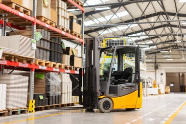 Depoda çalışan forklift 'i kapatın. Endüstriyel asansör, jitney kaldırma ve modern fabrikada malzeme taşıma.