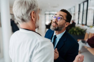 Sağlık çalışanlarına karşı şiddet. Hasta agresif, hastane koridorunda doktorla anlaşmazlık yaşıyor. Ziyaretçi doktoru ceketiyle tutuyor, bağırıyor, tehdit ediyor..
