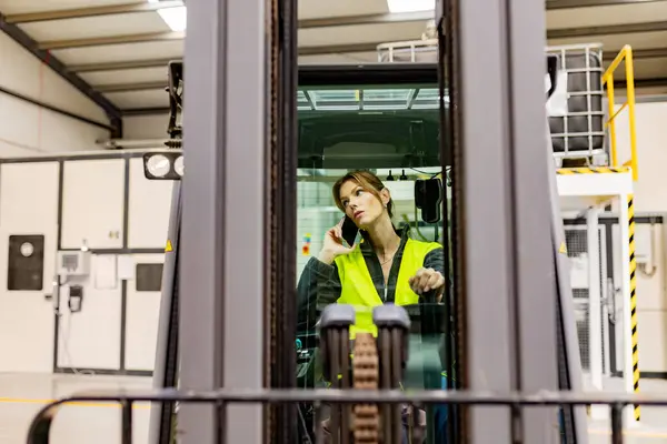 Female Forklift Diriver Making Call Warehouse Warehouse Worker Preparing Products — Stock Photo, Image
