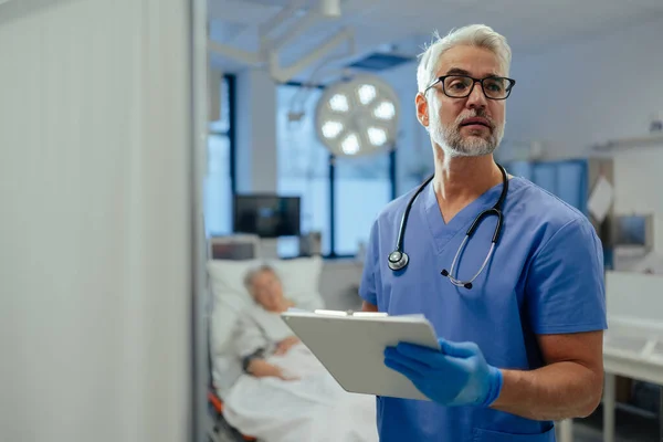 Porträtt Stilig Manlig Läkare Patient Sjukhussäng Bakom Akutläkare Undersöker Äldre — Stockfoto