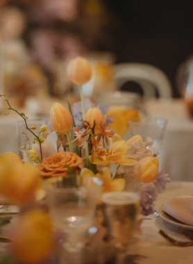 Kapalı kapılar ardında yapılacak düğün ya da parti için şık, romantik bir masa. Lüks düğün masası dekorasyonu, taze bahar çiçekleriyle hazırlanmış özel bir etkinlik masası..