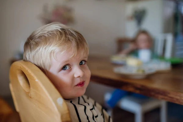 Malý Roztomilý Chlapec Jíst Snídani Vysoké Židli Domácí Kuchyni Zdravá — Stock fotografie