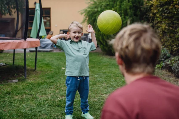 Πατέρας Και Γιος Παίζουν Την Μπάλα Έξω Στον Κήπο Μπαμπάς — Φωτογραφία Αρχείου