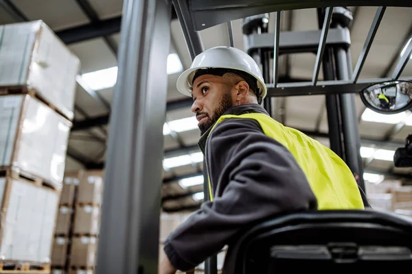 Portrait Multiracial Warehouse Worker Driving Forklift Warehouse Worker Preparing Products — Stock Photo, Image