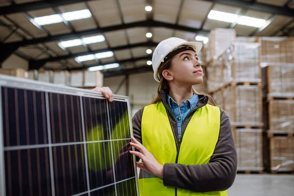 Arbeiterinnen Tragen Solarzellen Lager Oder Der Fabrik Solarmodulhersteller Solarfertigung — Stockfoto