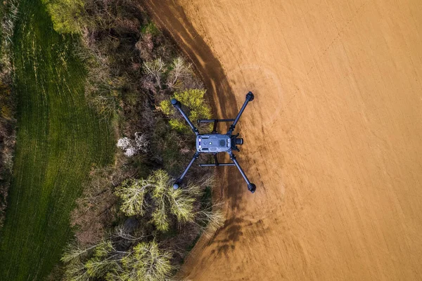 Yeşil Yaz Tarlaları Üzerinde Uçan Bir Nın Hava Görüntüsü Yol — Stok fotoğraf