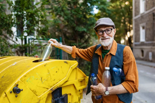 Senior Man Gooit Plastic Afval Flessen Recycling Container Voor Zijn — Stockfoto