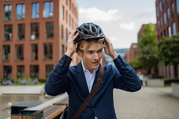 Snygg Medelålders Man Pendlar Genom Staden Med Cykel Svart Kostym — Stockfoto