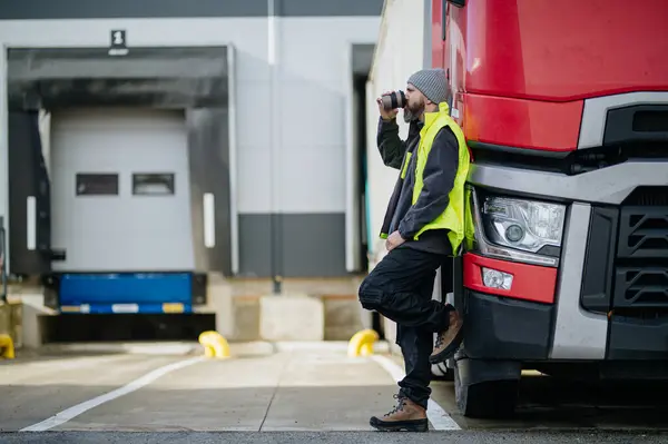 근로자를 기다리는 히스토리 트럭과 커피를 마시는 운전사 — 스톡 사진