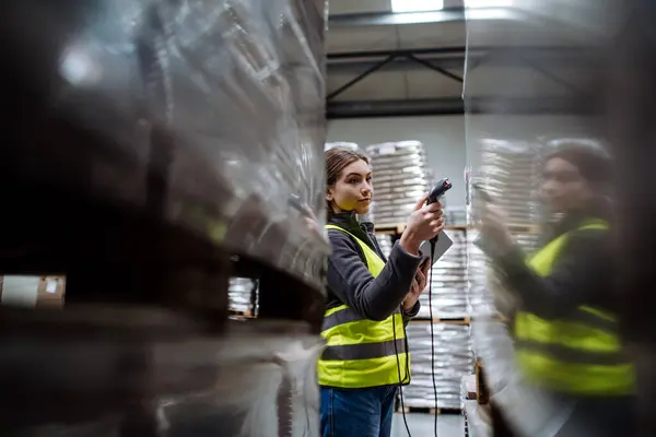 Female Warehouse Worker Holding Scanner Scanning Barcodes Products Warehouse Warehouse — Stock Photo, Image