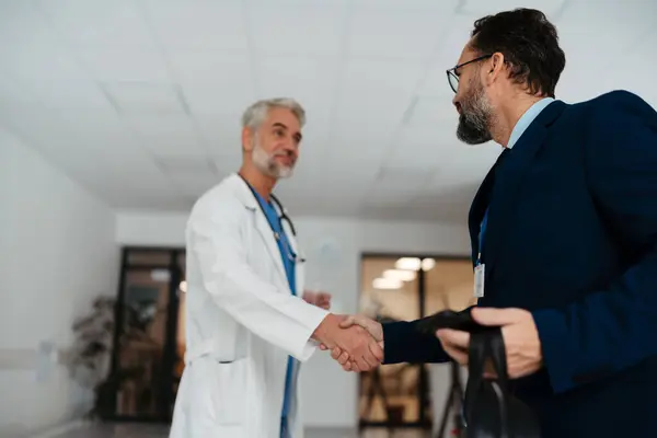 Pharmavertreter Beim Händeschütteln Mit Arzt Ärztehaus Arzt Grüßt Krankenhausdirektor Manager — Stockfoto