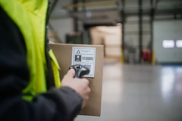 Pakhuismedewerker Scant Barcode Kartonnen Doos Ontvangende Receptionist Die Scanner Controleert — Stockfoto