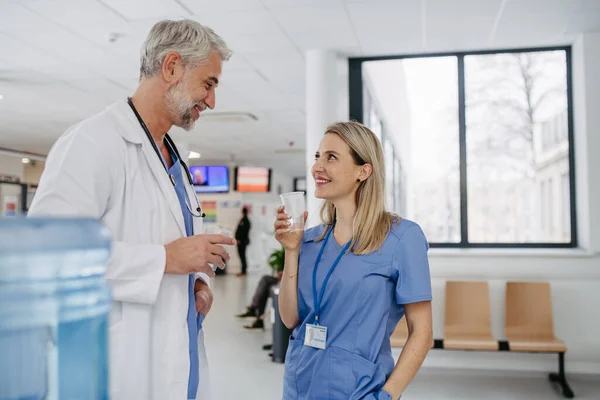Schöne Ärztin Und Krankenschwester Machen Während Der Schicht Krankenhaus Pause — Stockfoto