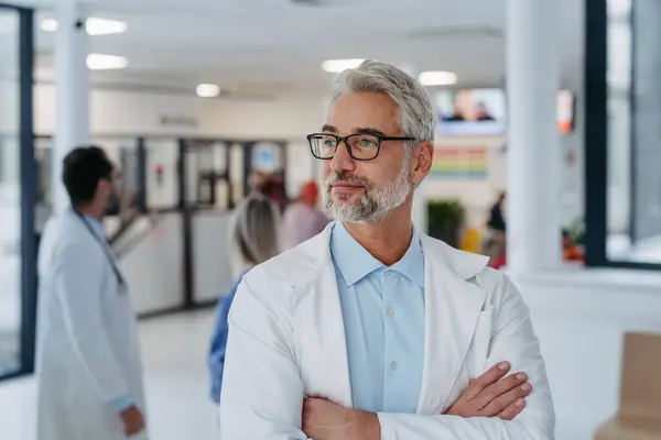 Porträtt Självsäker Mogen Läkare Som Står Sjukhuskorridoren Snygg Läkare Med — Stockfoto