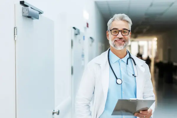 Hastane Koridorunda Duran Gülümseyen Doktorun Portresi Beyaz Önlüklü Yakışıklı Doktor — Stok fotoğraf