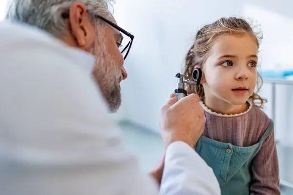 Zbliżenie Lekarza Badającego Ucho Dziewczynki Pomocą Otoskopu Poszukującego Infekcji Przyjazne — Zdjęcie stockowe