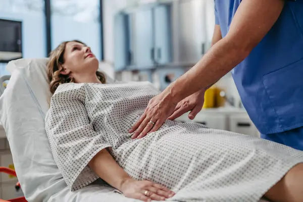 手と安定した圧力を使用して 女性の腹部をパスするEr医師 — ストック写真