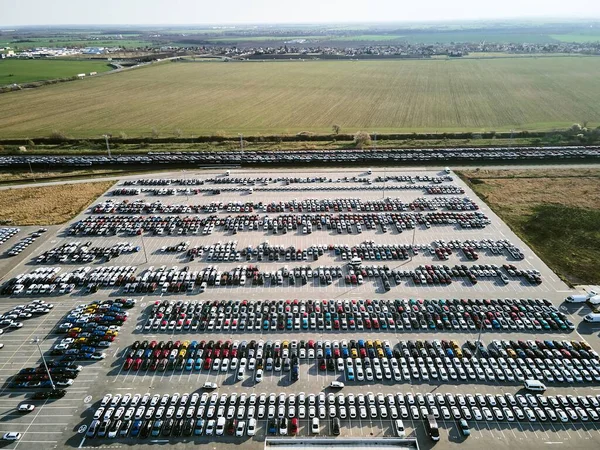 新建车辆排成一排停放在汽车制造厂的大型停车场的空中景观 — 图库照片