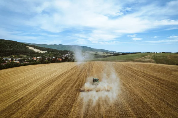 Flygfoto Skördare Som Arbetar Fältet Jordbruk Och Odling Industrijordbruk Jordbruksföretag — Stockfoto