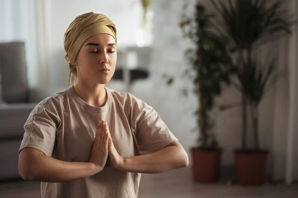 Mujer Joven Con Cáncer Tomando Yoga Meditando Apartamento Paciente Femenina — Foto de Stock
