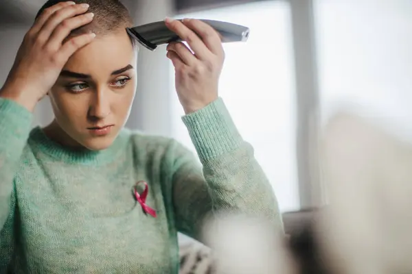 Młoda Kobieta Goląca Włosy Przed Chemioterapią Pacjentka Rakiem Łazience Golenie — Zdjęcie stockowe