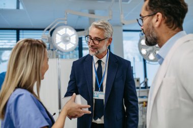 İlaç satış temsilcisi elinde haplarla yeni ürünü doktorlara sunuyor. Yeni ilaç ürünleri, ilaçlar, ilaçlar sunuluyor. Hastane müdürü, özel tıp müdürü.