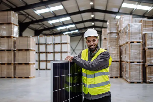 Obrero Guapo Que Lleva Panel Solar Almacén Fábrica Fabricante Paneles — Foto de Stock
