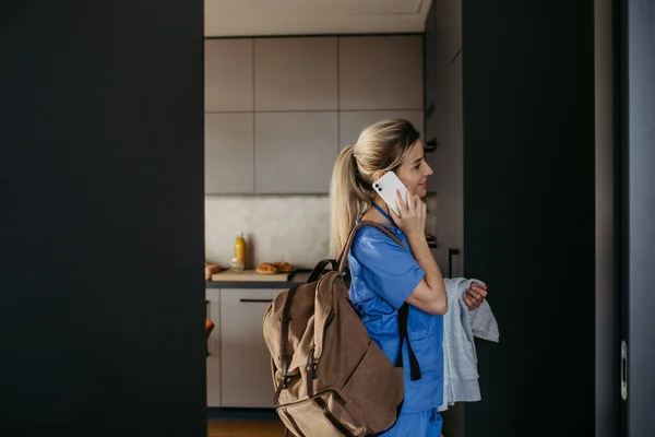 Enfermera Doctora Preparándose Para Trabajo Leyendo Mensaje Smartphone Saliendo Casa — Foto de Stock